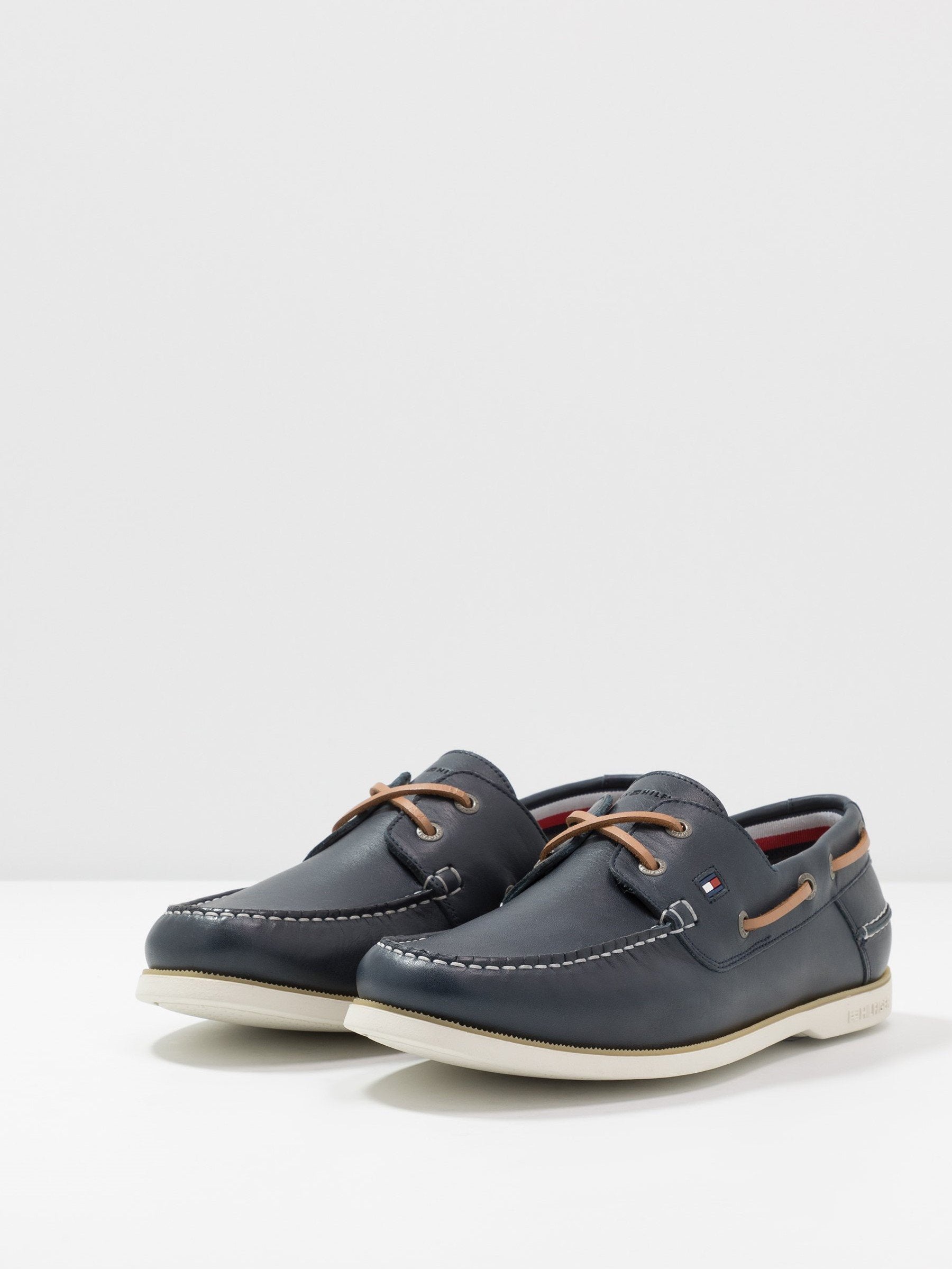 tommy hilfiger classic leather boat shoe3