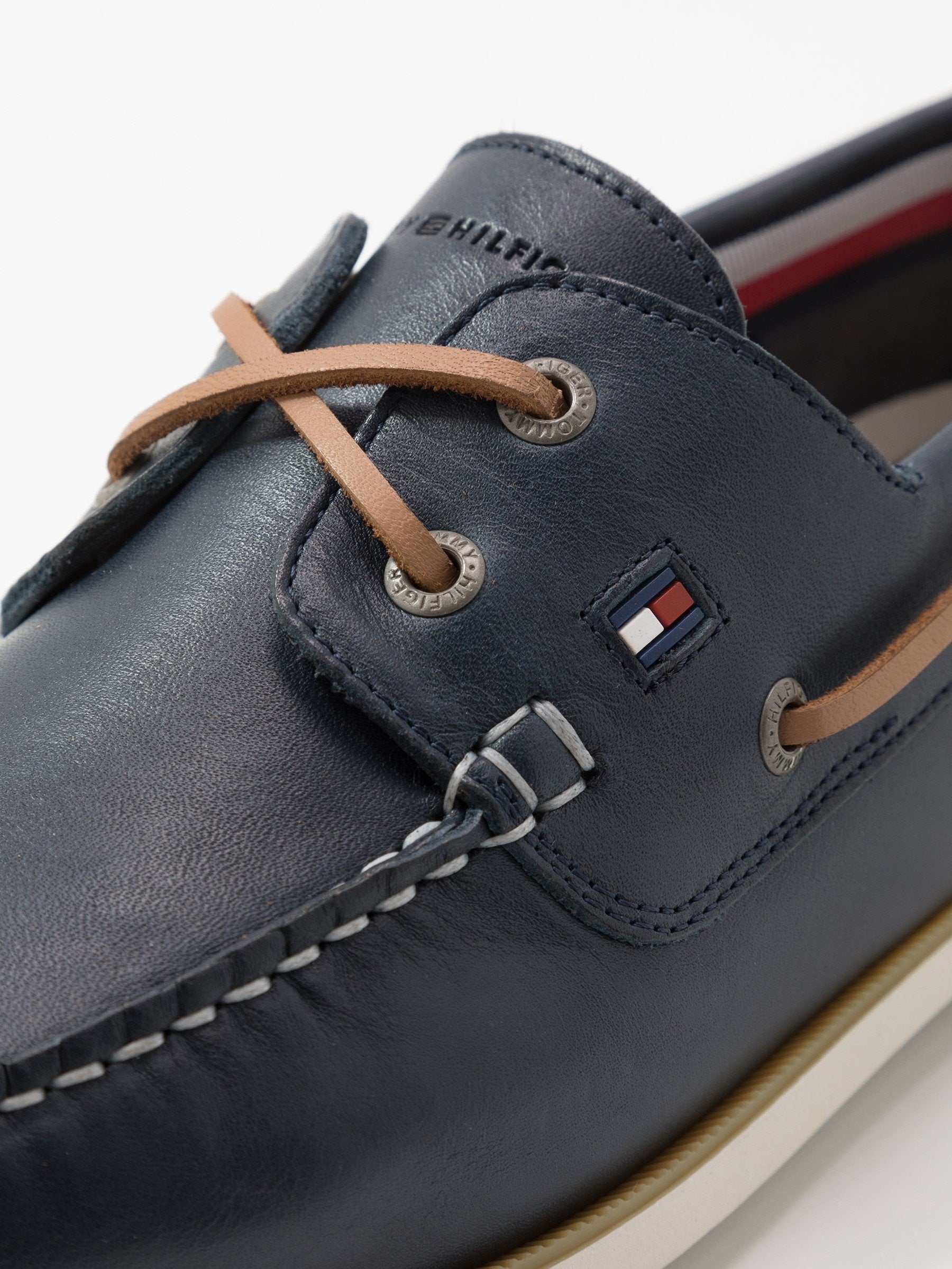 tommy hilfiger classic leather boat shoe5
